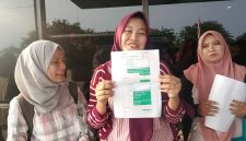 Korban penipuan sembako murah saat melapor ke Polres Metro Bekasi Kota