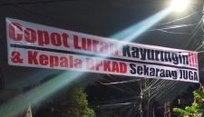 Warga protes atas kinerja Lurah Kayuringin dengan cara memasang spanduk bertuliskan “Copot Lurah Kayuringin dan Kepala BPKAD Sekarang Juga
