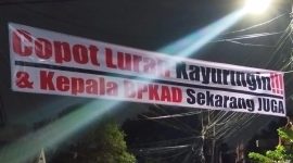 Warga protes atas kinerja Lurah Kayuringin dengan cara memasang spanduk bertuliskan “Copot Lurah Kayuringin dan Kepala BPKAD Sekarang Juga