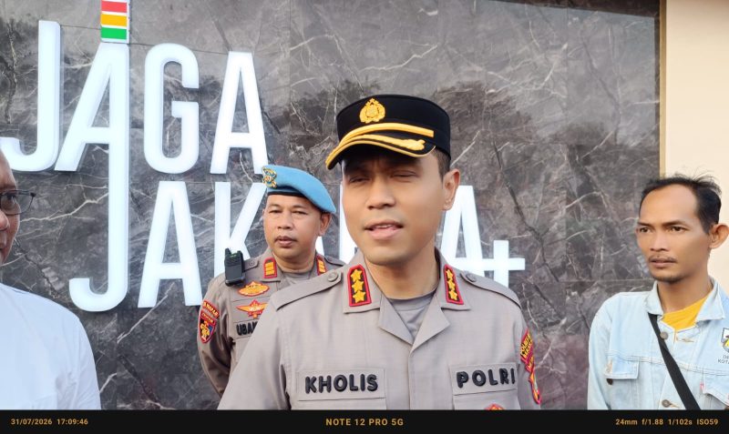 Kapolres Metro Bekasi Kota Kombes Pol Putu Kholis Aryana 