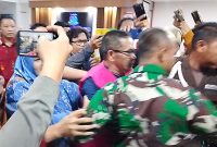 Mantan Kabid Pasar Disdagperin Kota Bekasi, JAS saat digiring petugas kejaksaan