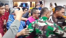 Mantan Kabid Pasar Disdagperin Kota Bekasi, JAS saat digiring petugas kejaksaan