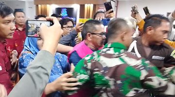 Mantan Kabid Pasar Disdagperin Kota Bekasi, JAS saat digiring petugas kejaksaan 