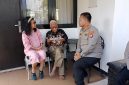 Kapolres Metro Bekasi Kota Kombes Pol Kusumo Wahyu Bintoro saat mengunjungi putra dari Pahlawan Nasional Sayuti Melik 