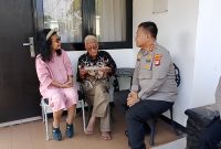 Kapolres Metro Bekasi Kota Kombes Pol Kusumo Wahyu Bintoro saat mengunjungi putra dari Pahlawan Nasional Sayuti Melik 