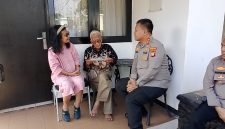 Kapolres Metro Bekasi Kota Kombes Pol Kusumo Wahyu Bintoro saat mengunjungi putra dari Pahlawan Nasional Sayuti Melik