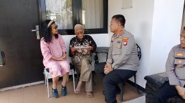 Kapolres Metro Bekasi Kota Kombes Pol Kusumo Wahyu Bintoro saat mengunjungi putra dari Pahlawan Nasional Sayuti Melik 
