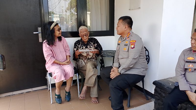 Kapolres Metro Bekasi Kota Kombes Pol Kusumo Wahyu Bintoro saat mengunjungi putra dari Pahlawan Nasional Sayuti Melik 