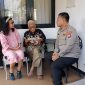 Kapolres Metro Bekasi Kota Kombes Pol Kusumo Wahyu Bintoro saat mengunjungi putra dari Pahlawan Nasional Sayuti Melik 
