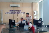 Kepala Kantor Imigrasi Kelas I TPI Tanjung Priok, Imam Setiawan meninjau pelayanan di Imigrasi Tanjung Priok. (Foto: Hab)