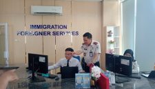 Kepala Kantor Imigrasi Kelas I TPI Tanjung Priok, Imam Setiawan meninjau pelayanan di Imigrasi Tanjung Priok. (Foto: Hab)