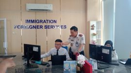 Kepala Kantor Imigrasi Kelas I TPI Tanjung Priok, Imam Setiawan meninjau pelayanan di Imigrasi Tanjung Priok. (Foto: Hab)