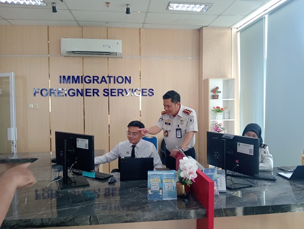 Kepala Kantor Imigrasi Kelas I TPI Tanjung Priok, Imam Setiawan meninjau pelayanan di Imigrasi Tanjung Priok. (Foto: Hab)