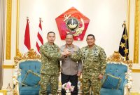 Kapolda Metro Jaya Komjen Pol Asep Edi Suheri dan Pangdam Jaya Letjen TNI Deddy Suryadi mengunjungi Pangkormar untuk memperkuat sinergi TNI-Polri dalam menjaga keamanan dan stabilitas Jakarta.