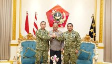 Kapolda Metro Jaya Komjen Pol Asep Edi Suheri dan Pangdam Jaya Letjen TNI Deddy Suryadi mengunjungi Pangkormar untuk memperkuat sinergi TNI-Polri dalam menjaga keamanan dan stabilitas Jakarta.