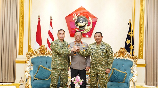 Kapolda Metro Jaya Komjen Pol Asep Edi Suheri dan Pangdam Jaya Letjen TNI Deddy Suryadi mengunjungi Pangkormar untuk memperkuat sinergi TNI-Polri dalam menjaga keamanan dan stabilitas Jakarta.