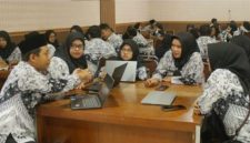 Kemendikdasmen memperkuat implementasi Pelatihan Mandiri Pembelajaran Mendalam, Koding, dan Kecerdasan Artifisial (PMKKA) berbasis mata pelajaran untuk meningkatkan kompetensi guru dan kualitas pembelajaran.