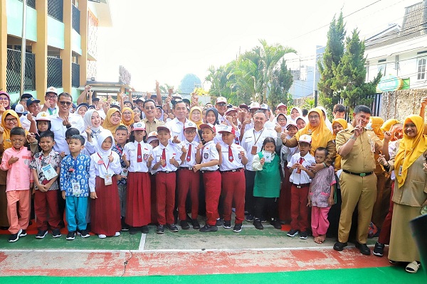 Pemprov DKI Jakarta bersama Kemendukbangga menggelar Gerakan Ayah Mengantar Anak Sekolah (GAMAS) di SLBN 02 Jakarta. 