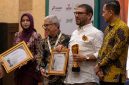 Anggota DPR RI Fraksi Partai Keadilan Sejahtera (PKS), Dr. H. M. Nasir Djamil, M.Si (dua darti kanan) saat menerima penghargaan Pemred Award 2026. (Foto: Hab)