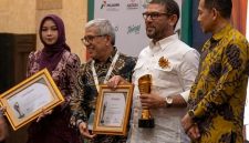 Anggota DPR RI Fraksi Partai Keadilan Sejahtera (PKS), Dr. H. M. Nasir Djamil, M.Si (dua darti kanan) saat menerima penghargaan Pemred Award 2026. (Foto: Hab)