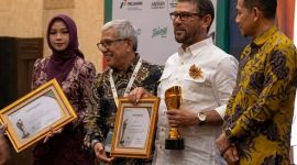 Anggota DPR RI Fraksi Partai Keadilan Sejahtera (PKS), Dr. H. M. Nasir Djamil, M.Si (dua darti kanan) saat menerima penghargaan Pemred Award 2026. (Foto: Hab)
