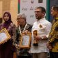 Anggota DPR RI Fraksi Partai Keadilan Sejahtera (PKS), Dr. H. M. Nasir Djamil, M.Si (dua darti kanan) saat menerima penghargaan Pemred Award 2026. (Foto: Hab)