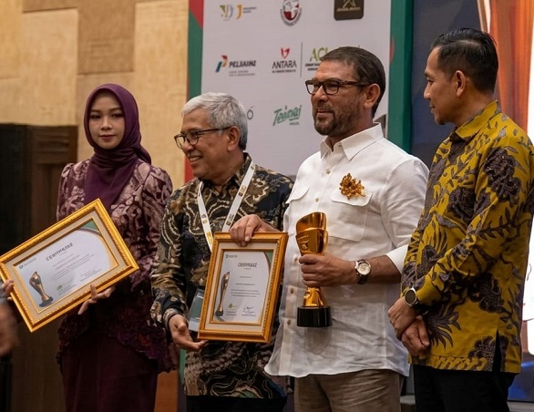 Anggota DPR RI Fraksi Partai Keadilan Sejahtera (PKS), Dr. H. M. Nasir Djamil, M.Si (dua darti kanan) saat menerima penghargaan Pemred Award 2026. (Foto: Hab)