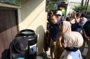 TP PKK DKI Jakarta bersama PAM JAYA membagikan 500 toren air gratis kepada warga Jakarta Pusat. (Foto: dri)