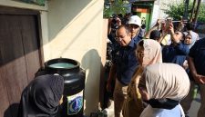 TP PKK DKI Jakarta bersama PAM JAYA membagikan 500 toren air gratis kepada warga Jakarta Pusat. (Foto: dri)