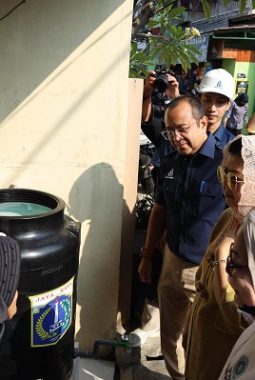 Tak Perlu Lagi Menampung Air di Ember, Warga Kini Dapatkan Toren untuk Kelola Air yang Lebih Stabil