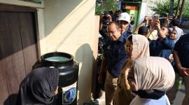 TP PKK DKI Jakarta bersama PAM JAYA membagikan 500 toren air gratis kepada warga Jakarta Pusat. (Foto: dri)