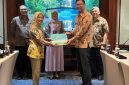 Direktur Utama PLN Enjiniring periode sebelumnya, Chairani Rachmatullah (kiri), secara simbolis melakukan estafet kepemimpinan kepada Direktur Utama PLN Enjiniring, Handy Wihartady (kanan), pada Rabu (1/7).
