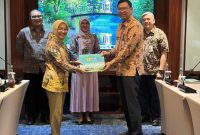 Direktur Utama PLN Enjiniring periode sebelumnya, Chairani Rachmatullah (kiri), secara simbolis melakukan estafet kepemimpinan kepada Direktur Utama PLN Enjiniring, Handy Wihartady (kanan), pada Rabu (1/7).