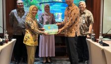 Direktur Utama PLN Enjiniring periode sebelumnya, Chairani Rachmatullah (kiri), secara simbolis melakukan estafet kepemimpinan kepada Direktur Utama PLN Enjiniring, Handy Wihartady (kanan), pada Rabu (1/7).