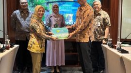 Direktur Utama PLN Enjiniring periode sebelumnya, Chairani Rachmatullah (kiri), secara simbolis melakukan estafet kepemimpinan kepada Direktur Utama PLN Enjiniring, Handy Wihartady (kanan), pada Rabu (1/7).