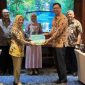 Direktur Utama PLN Enjiniring periode sebelumnya, Chairani Rachmatullah (kiri), secara simbolis melakukan estafet kepemimpinan kepada Direktur Utama PLN Enjiniring, Handy Wihartady (kanan), pada Rabu (1/7).