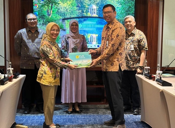Direktur Utama PLN Enjiniring periode sebelumnya, Chairani Rachmatullah (kiri), secara simbolis melakukan estafet kepemimpinan kepada Direktur Utama PLN Enjiniring, Handy Wihartady (kanan), pada Rabu (1/7).