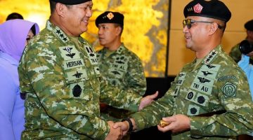 Pangkogabwilhan II Marsdya TNI Muzafar menerima kenaikan pangkat bersama 105 Perwira Tinggi TNI di Mabes TNI. 