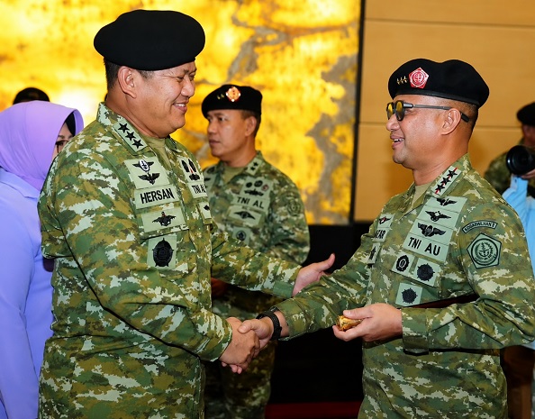 Pangkogabwilhan II Marsdya TNI Muzafar menerima kenaikan pangkat bersama 105 Perwira Tinggi TNI di Mabes TNI. 