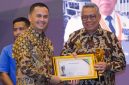 Wali Kota Tangerang Selatan Benyamin Davnie menerima Pemred Award 2026 dari Forum Pimpinan Redaksi Multimedia Indonesia (FPRMI). (Foto: hab)