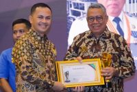 Wali Kota Tangerang Selatan Benyamin Davnie menerima Pemred Award 2026 dari Forum Pimpinan Redaksi Multimedia Indonesia (FPRMI). (Foto: hab)