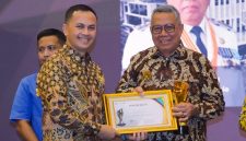 Wali Kota Tangerang Selatan Benyamin Davnie menerima Pemred Award 2026 dari Forum Pimpinan Redaksi Multimedia Indonesia (FPRMI). (Foto: hab)