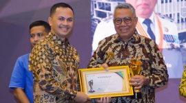 Wali Kota Tangerang Selatan Benyamin Davnie menerima Pemred Award 2026 dari Forum Pimpinan Redaksi Multimedia Indonesia (FPRMI). (Foto: hab)