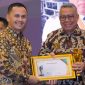 Wali Kota Tangerang Selatan Benyamin Davnie menerima Pemred Award 2026 dari Forum Pimpinan Redaksi Multimedia Indonesia (FPRMI). (Foto: hab)
