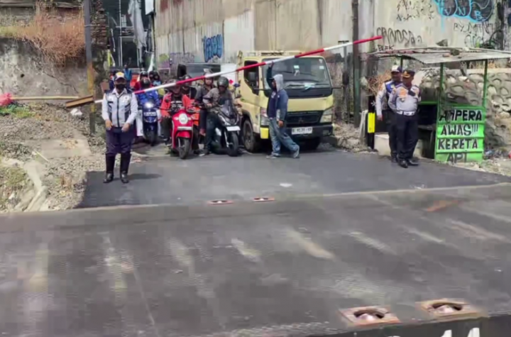 Perlintasan sebidang Jalan Ampera Bekasi Timur 