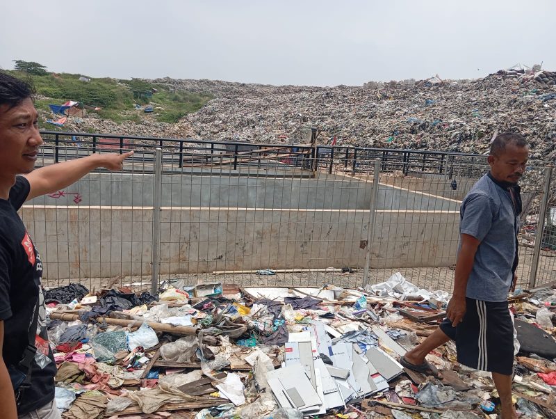 Pembangunan sanitary landfill di TPA Sumurbatu, Kota Bekasi yang bernilai sekitar Rp17 miliar 