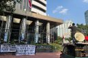 Sejumlah elemen masyarakat Halmehera Utara saat melakukan aski di depan gedung KPK Jakarta, mereka menuntut agar lembaga antirasuah itu segera memeriksa Bupati Halmahera Utara Piet Hein Babua beserta sejumlah kerabatnya. (Foto: Ist)