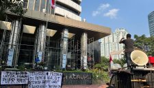 Sejumlah elemen masyarakat Halmehera Utara saat melakukan aski di depan gedung KPK Jakarta, mereka menuntut agar lembaga antirasuah itu segera memeriksa Bupati Halmahera Utara Piet Hein Babua beserta sejumlah kerabatnya. (Foto: Ist)
