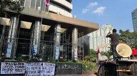Sejumlah elemen masyarakat Halmehera Utara saat melakukan aski di depan gedung KPK Jakarta, mereka menuntut agar lembaga antirasuah itu segera memeriksa Bupati Halmahera Utara Piet Hein Babua beserta sejumlah kerabatnya. (Foto: Ist)