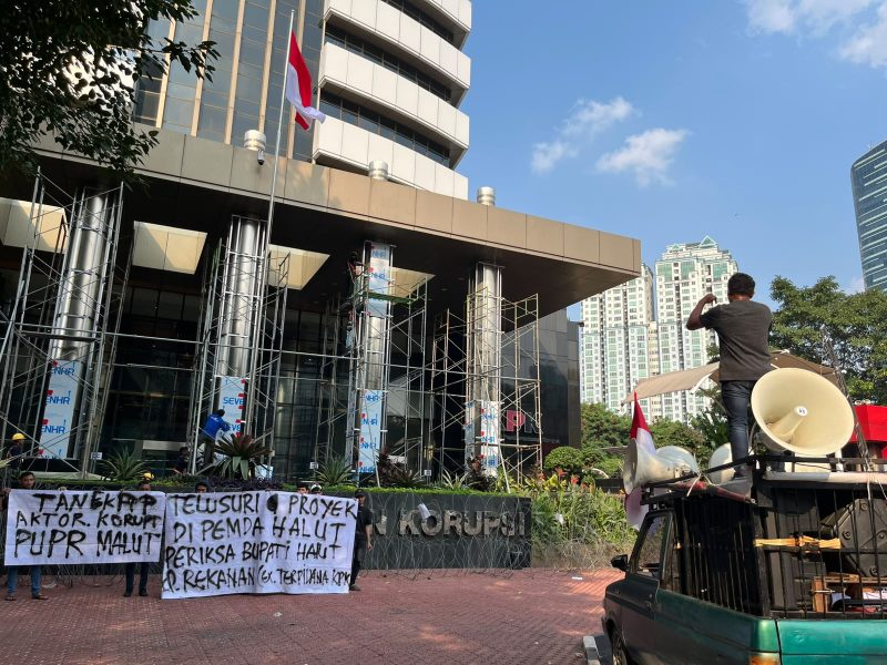 Sejumlah elemen masyarakat Halmehera Utara saat melakukan aski di depan gedung KPK Jakarta, mereka menuntut agar lembaga antirasuah itu segera memeriksa Bupati Halmahera Utara Piet Hein Babua beserta sejumlah kerabatnya. (Foto: Ist)
